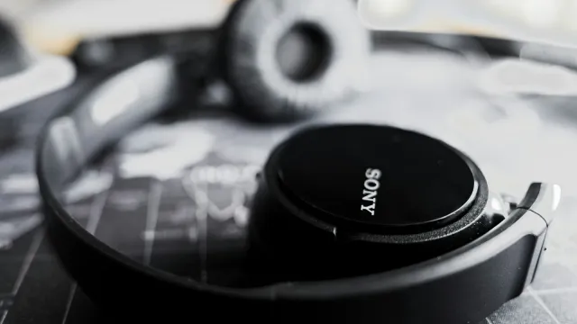 Schwarze Kopfhörer in Schwarz-Weiß – Telefonsex für Frauen und Audio-Erotik