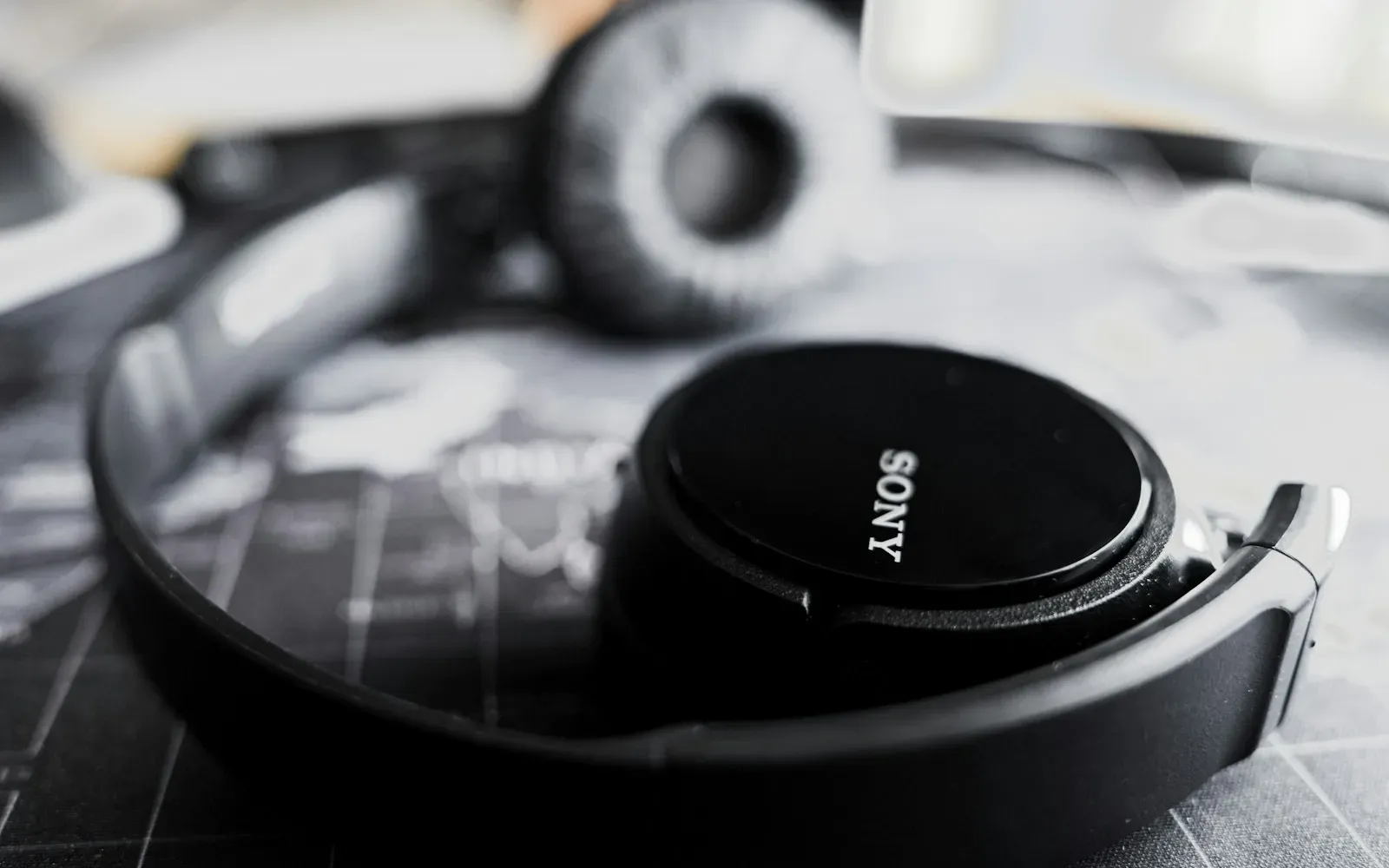 Schwarze Kopfhörer in Schwarz-Weiß – Telefonsex für Frauen und Audio-Erotik